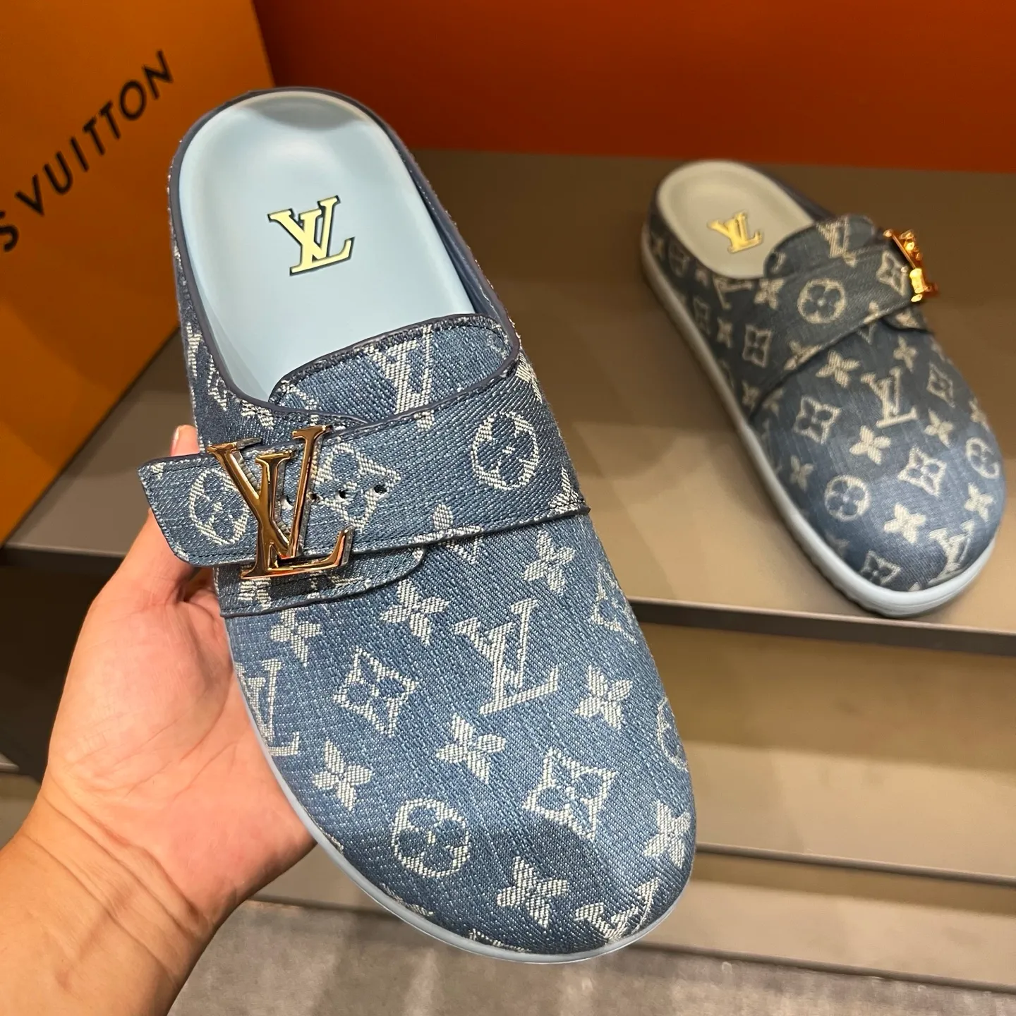 P320, 38-45, LV Easy 2025 new men's casual sandals, made of suede cow leather, with Monogram pattern to highlight the trendy style. Adjustable straps illuminated with LV letters, while a resilient insole and micro outsole provide lightweight comfort. Made of suede cow leather with embossed Monogram pattern and brand element metal hardware✅Adjustable straps➕Tough insole‼ ️Micro outsole. Comfortable and easy to wear‼ ️